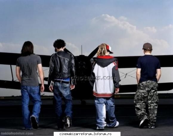 TOKIO HOTEL :X:X:X:X - =) Arta bn chiar shi dl spathe.Bv baietzy - >>ALTE VEDETE<<