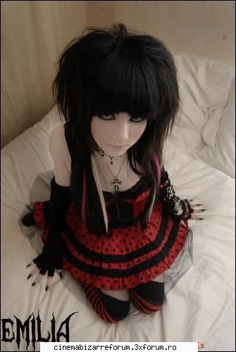 the perfect dead like romeo and julliette - si aqm o poza cu aida.....nu prea se imbraca ea - >>FAN FICURI<<